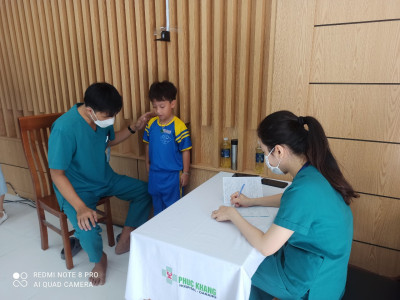 Khám sức khỏe cho các em học sinh